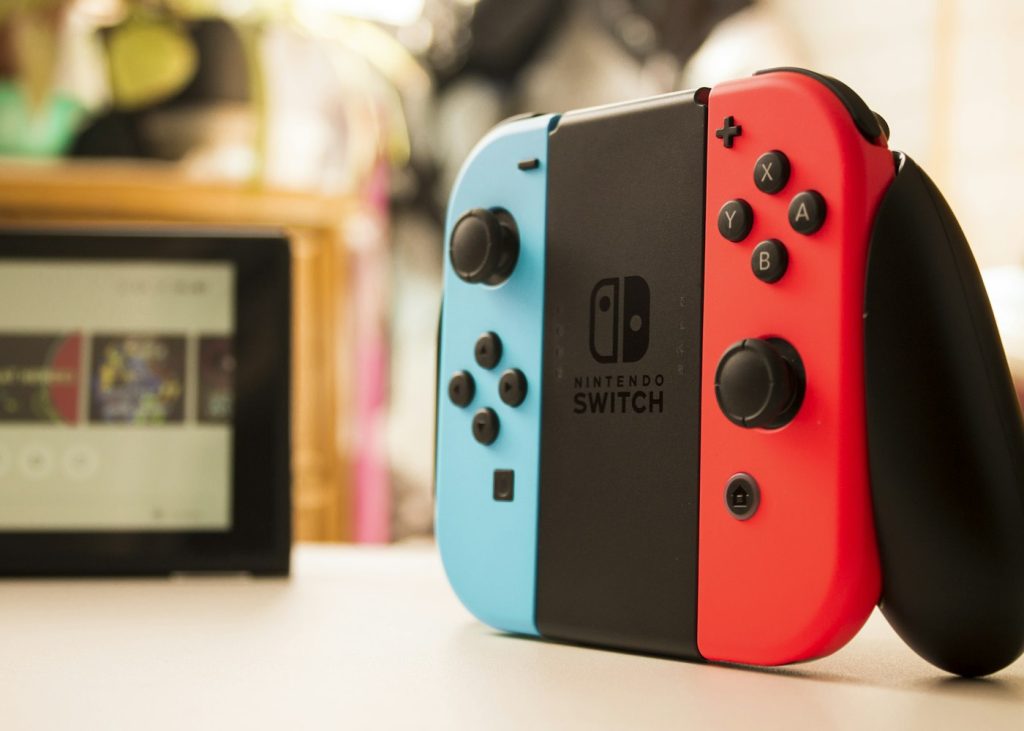 Nintendo Switch met blauwe en rode Joy-Cons in een grip